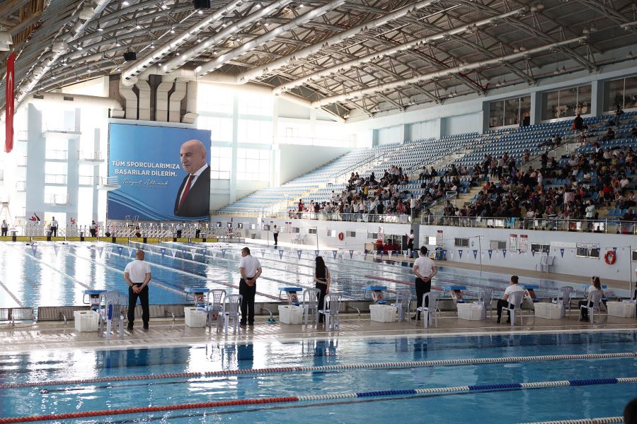 GENÇ YÜZÜCÜLER MADALYALARINI BAŞKAN ALTINOK’TAN ALDI