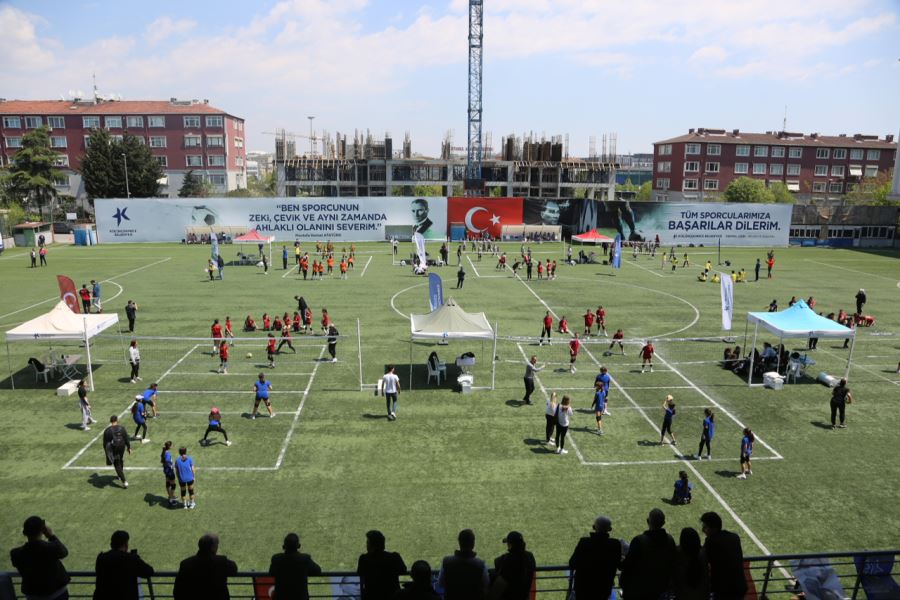 KÜÇÜKÇEKMECE’DEKİ VOLEYBOL ŞENLİĞİ’NDE 500 SPORCU MÜCADELE ETTİ