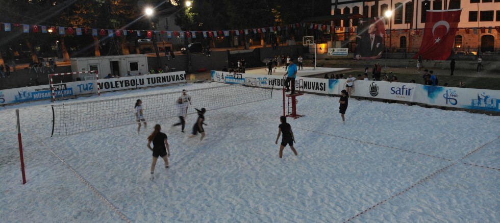 Tuz Sahada Voleybol Oynadılar - SPOR - İnternetin Ajansı